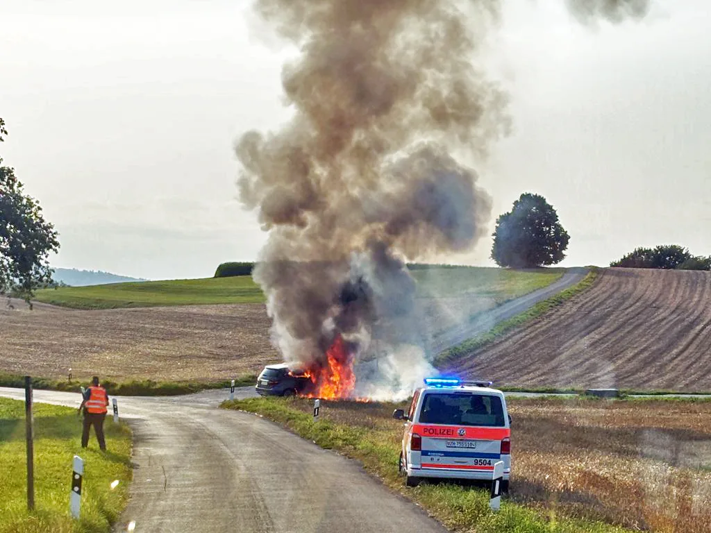 Spektakulärer Autobrand zwischen Uster und Werrikon. Ein Elektrofahrzeug war in Brand geraten. Ein Mercedes steht im Vollbrand. Flammen schlagen aus dem Motorraum.